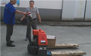 为什么他会一次性采购十台龙工电动搬运车呢？